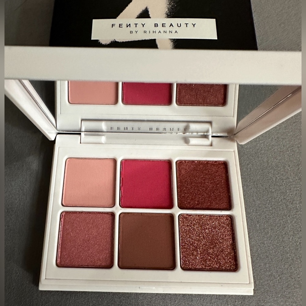 NWT Fenty Beauty Snap Shadows Mix & Match
Eyeshadow Palette in rose